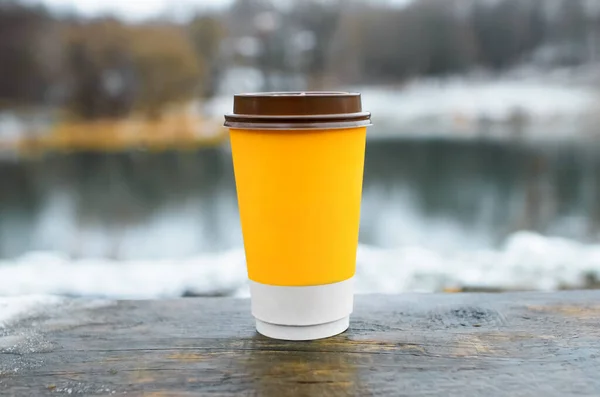 Eine Tasse Kaffee Steht Draußen Auf Einem Holztisch Großaufnahme Gelbes — Stockfoto