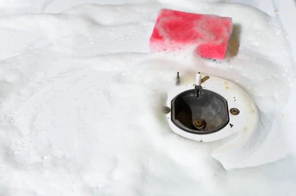 ガスストーブの表面に横たわる泡でスポンジ スペースをコピーします 衛生的な掃除キッチン — ストック写真