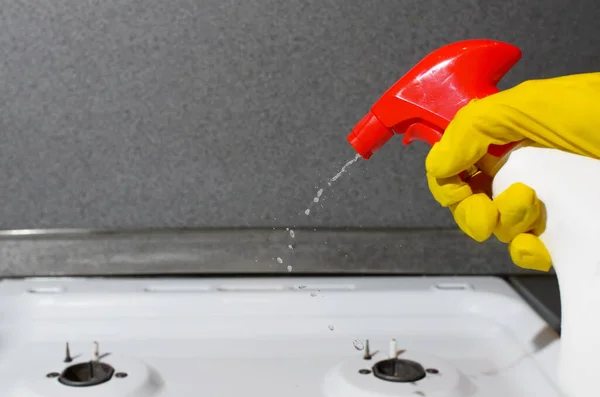 ゴム手袋の女性の手は 化学スプレーでスプラッピング コピースペース洗浄スプレーで女性の洗濯キッチンアパート 衛生的な家の掃除 — ストック写真