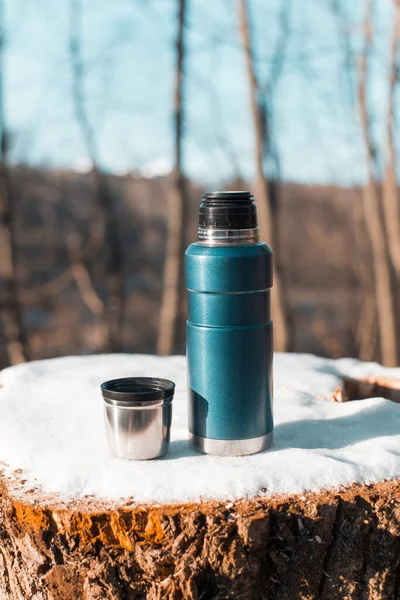 Thermoskanne Und Becher Mit Heißgetränk Stehen Auf Einem Baumstumpf Winterwärmendes — Stockfoto