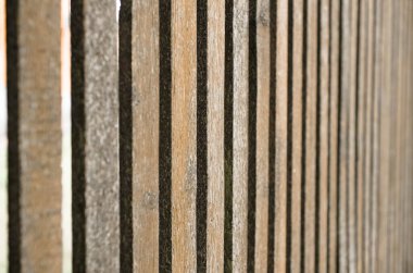 Ahşap çit perspektifte. Dışarıda çit var.