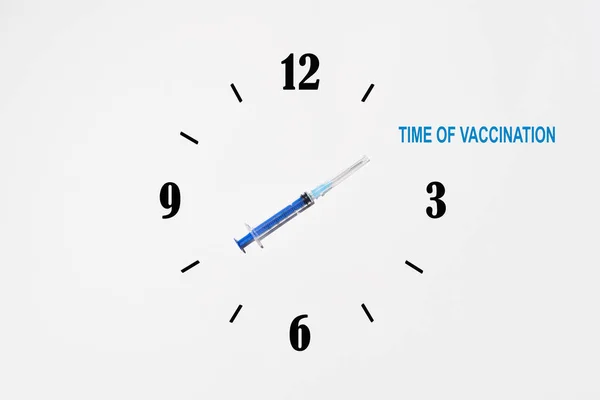 世界の人口予防接種の創造的な概念 文字盤上の予防接種の時間を示すシリンジ — ストック写真