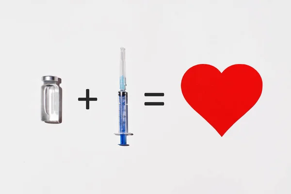 予防接種の健康上の利点の創造的な概念 白の背景にワクチンボトル 注射器 フラットレイアウト ワクチンの安全性を示す数学的な例 — ストック写真