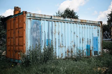 Çimlerin üzerinde duran malların taşınması için konteynır..