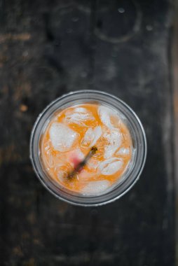 Tek kullanımlık taze portakal suyu. Üst görünüm, seçici odak