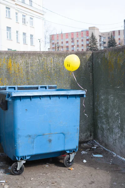 Gelber Luftballon Mülleimer Gebunden Ende Des Parteikonzepts — Stockfoto