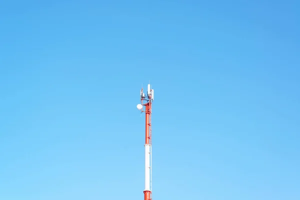 在蓝天的背景下移动通信塔 由手机 无线电和互联网通信组成 — 图库照片