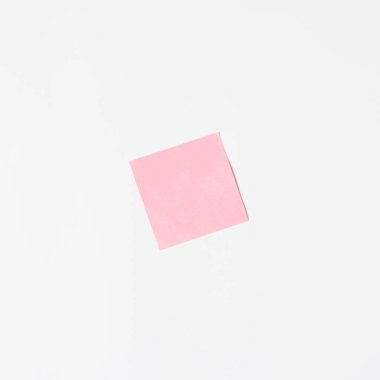 Beyaz bir duvara pembe etiket yapıştırdım. Boş yapışkan çarşaf, minimalizm