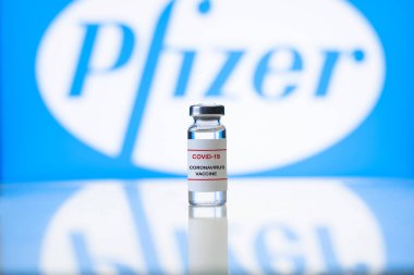 Pfizer aşısı. Covid-19 aşısı şişesi, Amerikan ilaç şirketi Pfizer 'ın geçmiş logosu. Aşı konsepti. Rusya, Smolensk 01.25.2021
