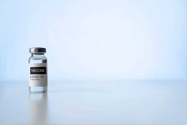 Egy Ampulla Kovid Vakcina Egy Laboratóriumi Asztalon Gyógymód Koronavírusra Küzdelem — Stock Fotó
