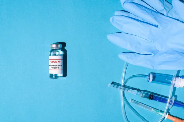 Flacon Vaccin Anticovide Gants Médicaux Seringue Injectable Sur Fond Bleu — Photo