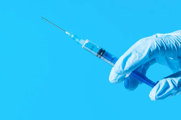 注射のクローズアップでシリンジ 針に薬を落とす ワクチンの注射器を保持手袋で手 予防接種の概念 — ストック写真