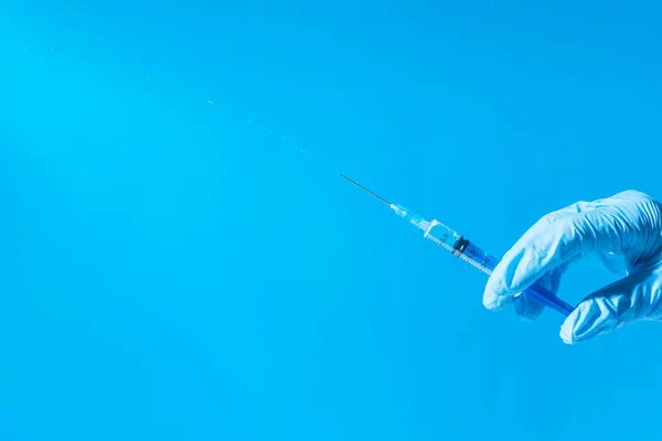 Tıbbi Eldiven Verin Şırıngayı Ilaçla Tutun Kopyalayın Mavi Arka Planda — Stok fotoğraf