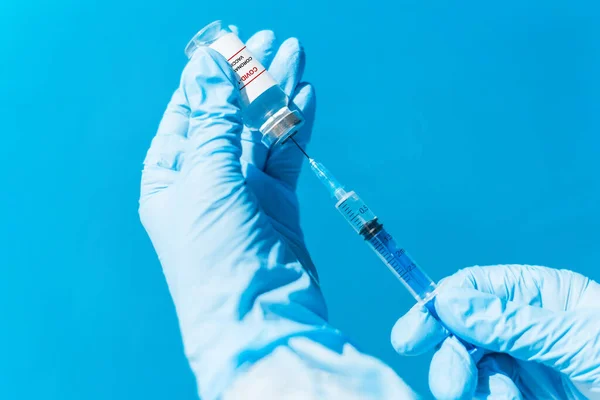 予防接種の概念は クローズアップ 注射器を保持する医療用保護手袋とCovid 19ワクチンの瓶に手 医師は注射器で抗Covid薬を服用 — ストック写真