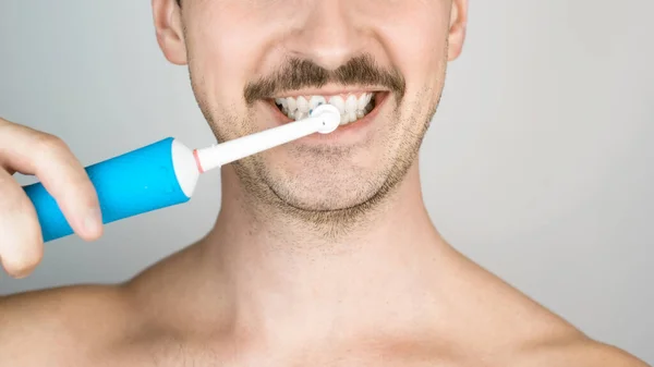Uomo Con Setole Lavarsi Denti Procedura Igiene Quotidiana Ritratto Ravvicinato — Foto Stock