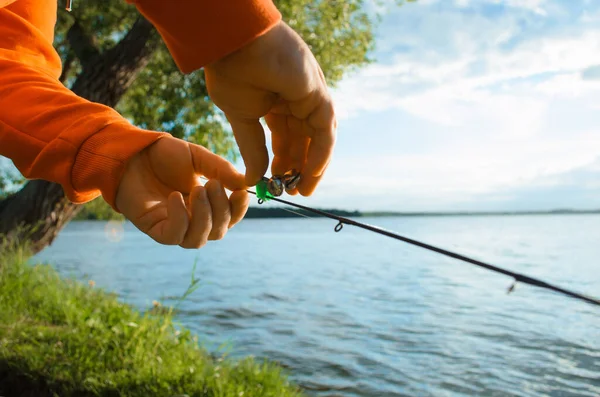湖で釣り 漁師の釣竿 クローズアップ 選択的な焦点に鐘をぶら下げ 一口アラームのための特別な機器 — ストック写真