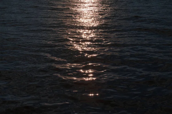 Suyun Yüzeyi Güneşten Parlıyor Denizde Gün Batımı Gün Doğumu Ufuk — Stok fotoğraf