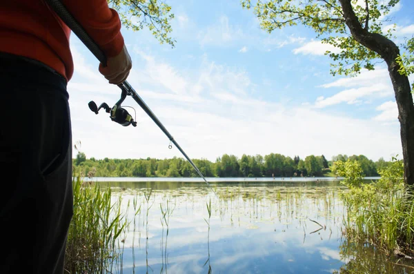 湖で釣り 漁師の近くの屋外で釣竿を保持する 夏の間 野生の湖で釣り 選択的焦点 — ストック写真
