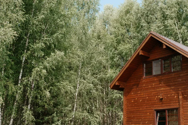 Holz Zweistöckiges Landhaus Hintergrund Des Waldes Ausgeschnittenes Bild Das Äußere — Stockfoto