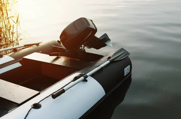 海岸近くの水の上にインフレータブルモータボート 穏やかな水 ボートモーターに選択的な焦点 釣りのコンセプト ボート旅行 — ストック写真