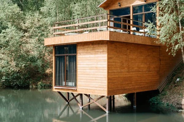 Modernes Holzloft Haus See Nahaufnahme Außenseite Eines Landhauses Mit Balkon — Stockfoto