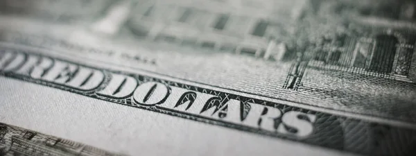 Para afişi, 100 dolar banknotun makro fotoğrafı. İş ve finans kavramı. Seçici odak.
