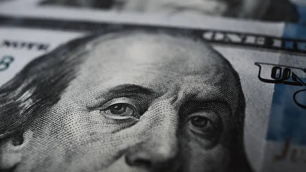 Benjamin Franklin Kameraya Bakarken Yüz Dolarlık Banknottaki Gözünün Yakın Çekimi — Stok fotoğraf