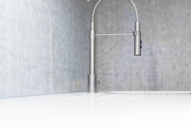 Minimalist modern mutfak iç mimarisi, musluk ve lavabonun yan görüntüsü. Seçici odak.