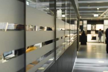 Ofis koridoru, içerisi. Seçici yumuşak odaklanma. İşletme arkaplanını sil.