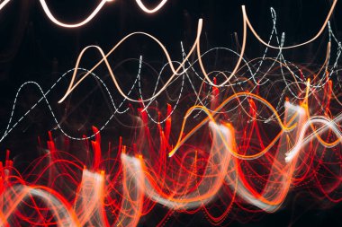 Soyut bulanık parlak ışık arkaplanı. Gece şehri hareket halinde, kırmızı ışıklar, trafik.