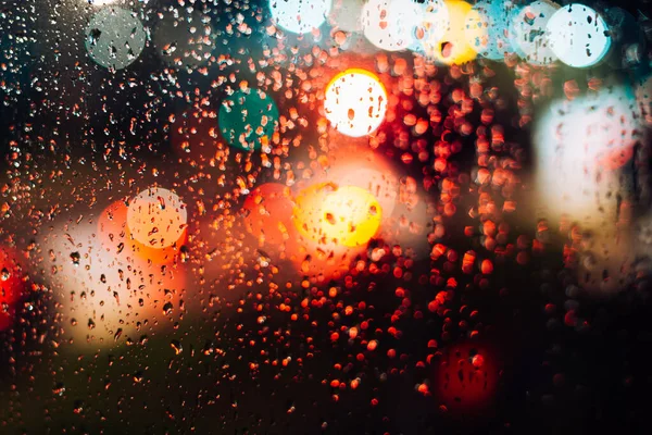 Abstrakter Defokus Hintergrund Nächtliche Stadtbeleuchtung Durch Nasses Glas Mit Regentropfen Stockbild