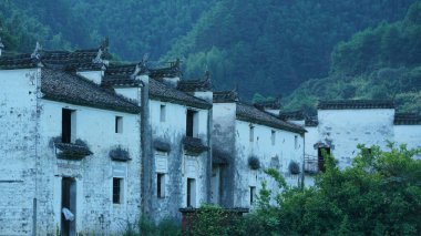 Eski geleneksel Çin mimarisi, güney Çin 'in kırsal kesiminde, siyah kiremitler çatısı ve beyaz duvarlı.