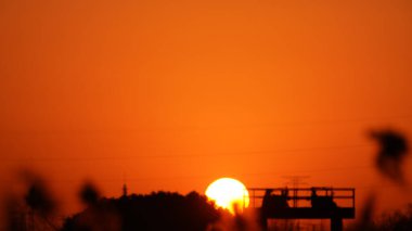 Güzel gün batımı manzarası Sıcak güneş gökyüzünde batıyor