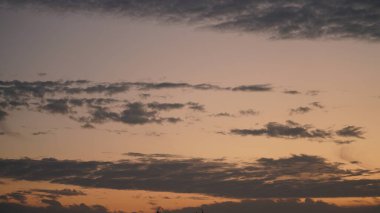 Gün batımından hemen sonra gökyüzünde renkli bulutların olduğu güzel gökyüzü manzarası.