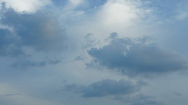 Gün batımından hemen sonra gökyüzünde renkli bulutların olduğu güzel gökyüzü manzarası.