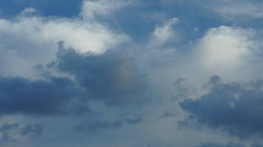 Gün batımından hemen sonra gökyüzünde renkli bulutların olduğu güzel gökyüzü manzarası.