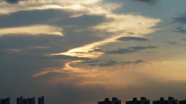 Yuvarlak güneşli güzel gün batımı manzarası ve gökyüzündeki renkli bulutlar.