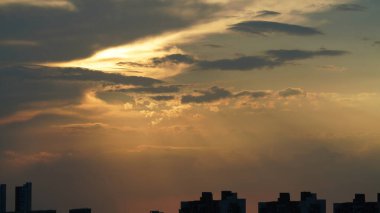 Yuvarlak güneşli güzel gün batımı manzarası ve gökyüzündeki renkli bulutlar.