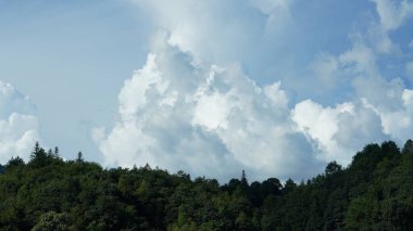 Mavi gökyüzü ve beyaz bulutlarla güzel gökyüzü manzarası