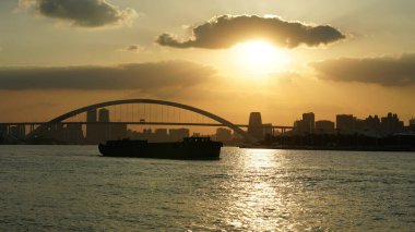 Şehirdeki nehrin güzel gün batımı manzarası