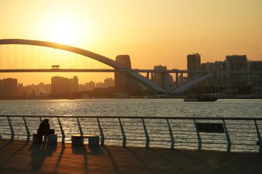 Şehirdeki nehrin güzel gün batımı manzarası