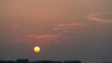 Renkli bulutlu gökyüzü ile şehrin güzel gün batımı manzarası