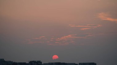 Renkli bulutlu gökyüzü ile şehrin güzel gün batımı manzarası