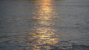 Göl kenarındaki güzel gün batımı manzarası. Renkli dalgalar.