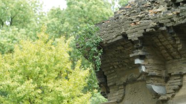 Çin 'in bir tapınağında eski bir tuğla yapımı kule var.