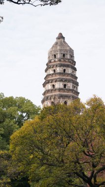 Çin 'in bir tapınağında eski bir tuğla yapımı kule var.