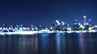 Şehir gece manzarası, ışıklar açık ve yansıması akşamları nehirde.