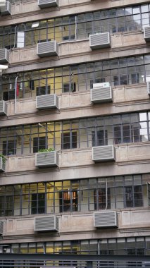 Eski binalar ve mimariler Şangay 'a bakıyor. Üzerlerinde sıcak güneş ışığı var.