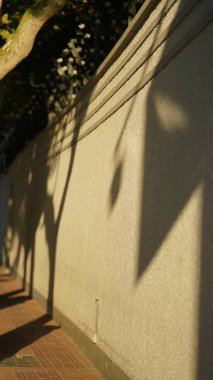 Şehrin sıcak güneş ışığı ve gölgeleriyle duvar manzarası.