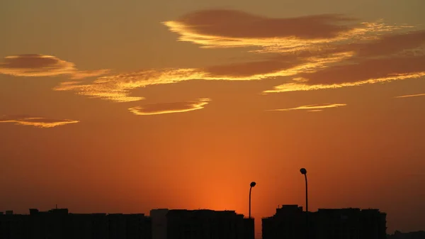 城市的夕阳西下 天空乌云密布 — 图库照片